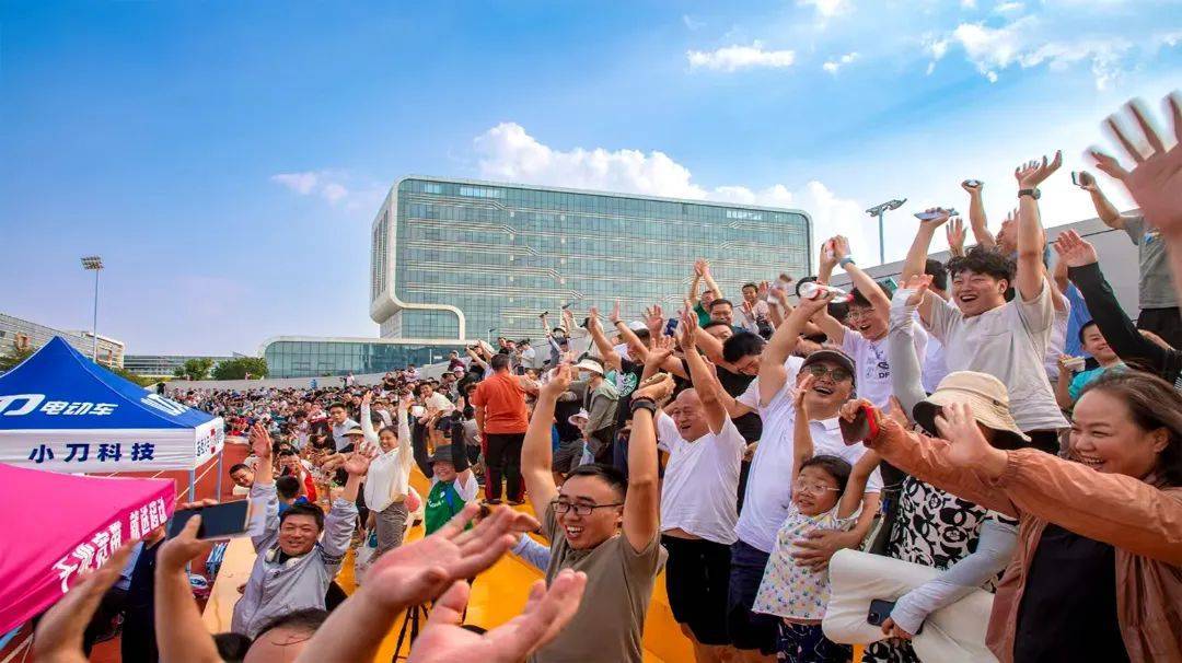 爱游戏网址-坚韧拼搏,攀登高峰,足球赛场燃烧激情