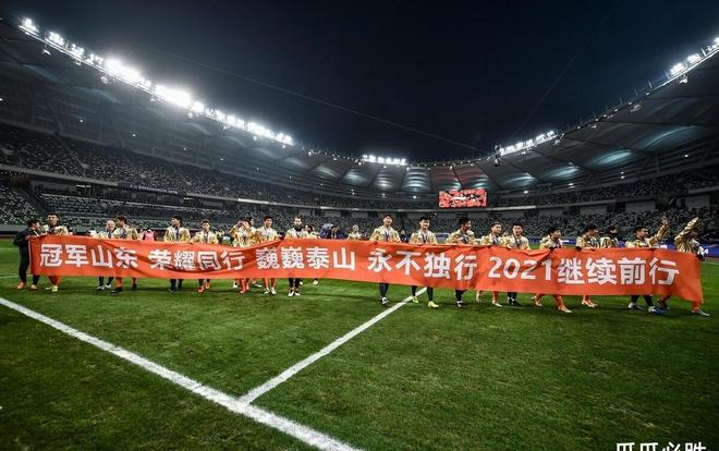 爱游戏网页版登录入口-卫冕冠军再度夺冠,球迷欢腾狂欢