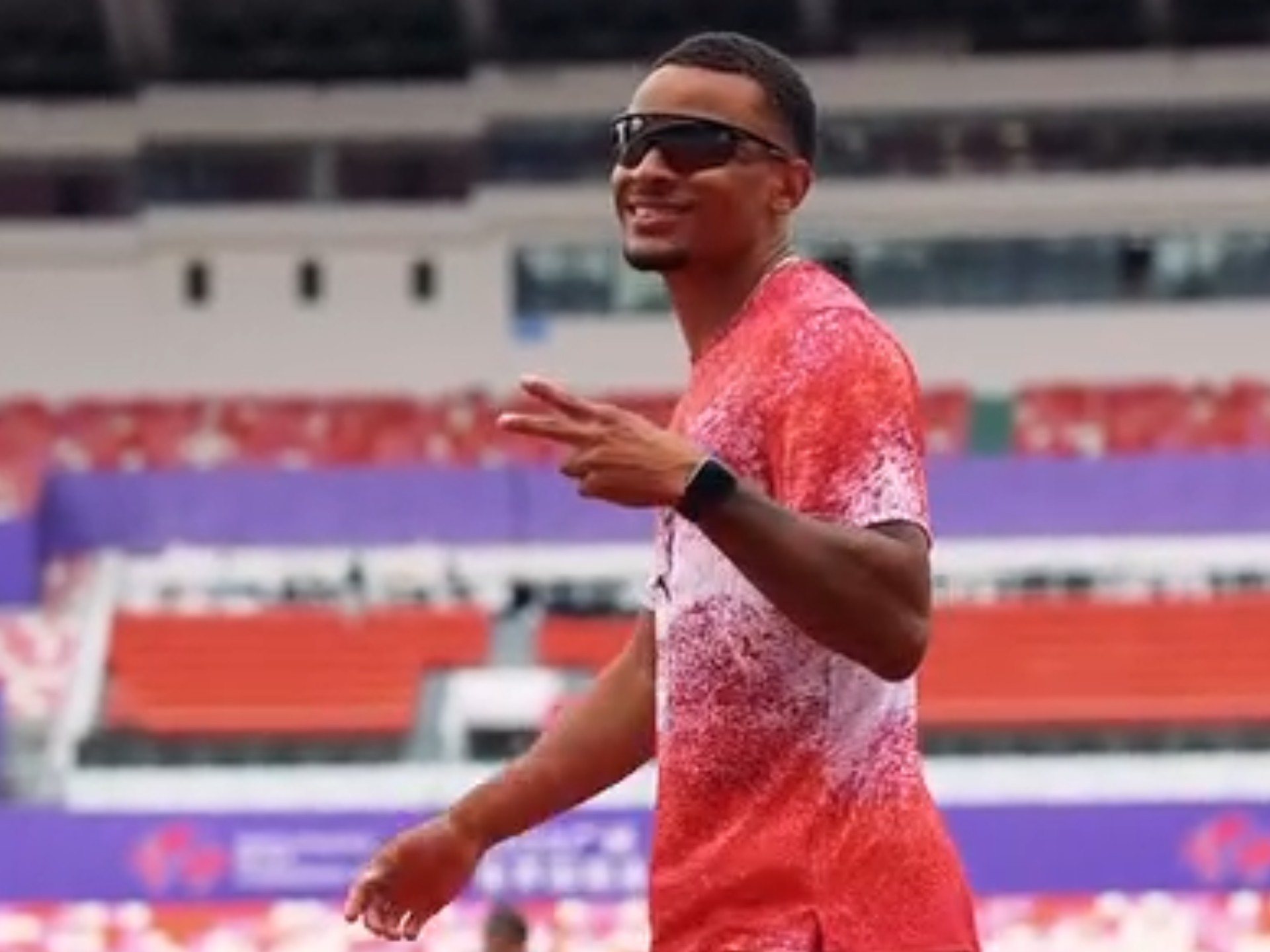 爱游戏视频-加拿大队顽强拼搏,险胜对手