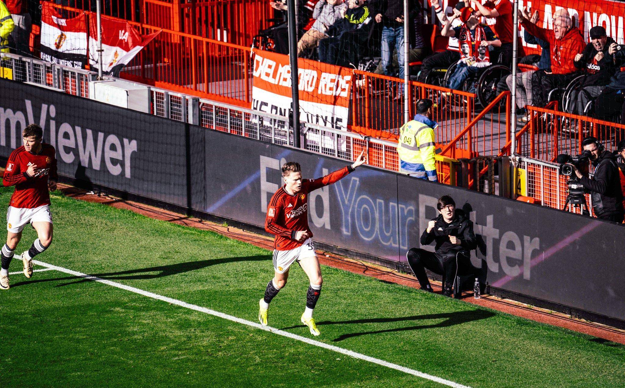 爱游戏网页版登录入口-曼联大胜巴塞罗那,晋级欧冠四强