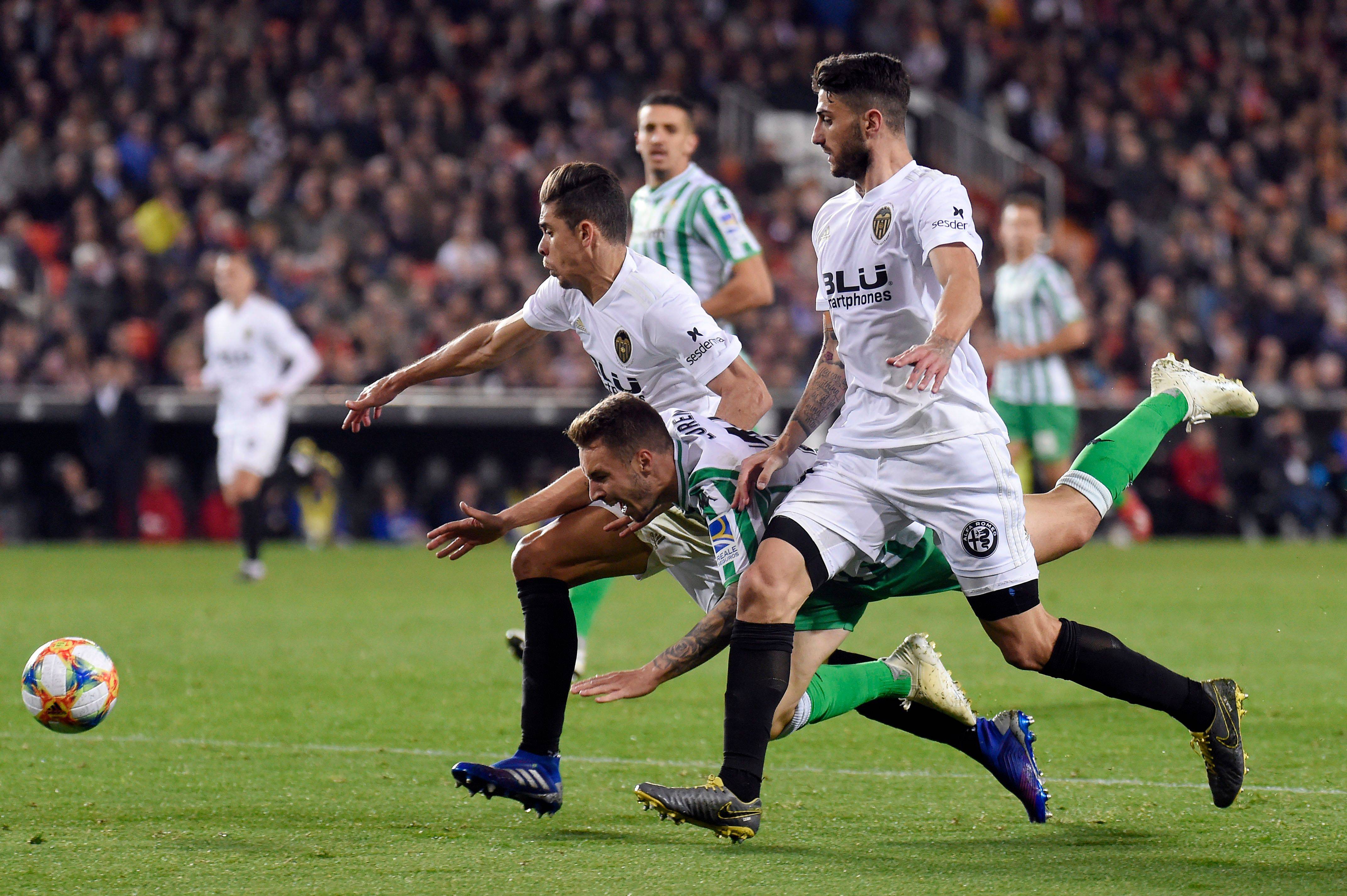 爱游戏入口-战绩优异球队士气高昂,欧洲足球联赛热血激战的简单介绍