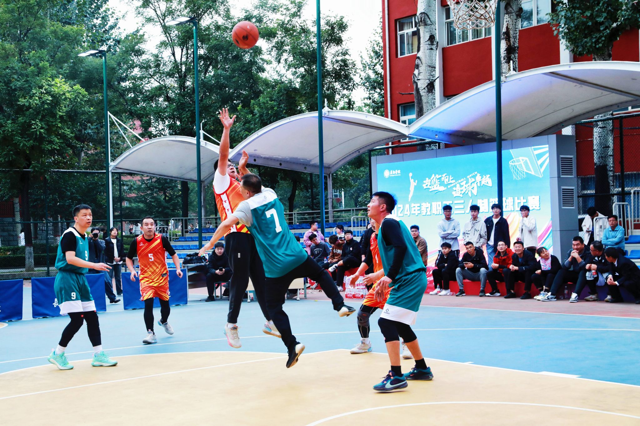 爱游戏视频-校园篮球比赛吸引众多学生热情参与