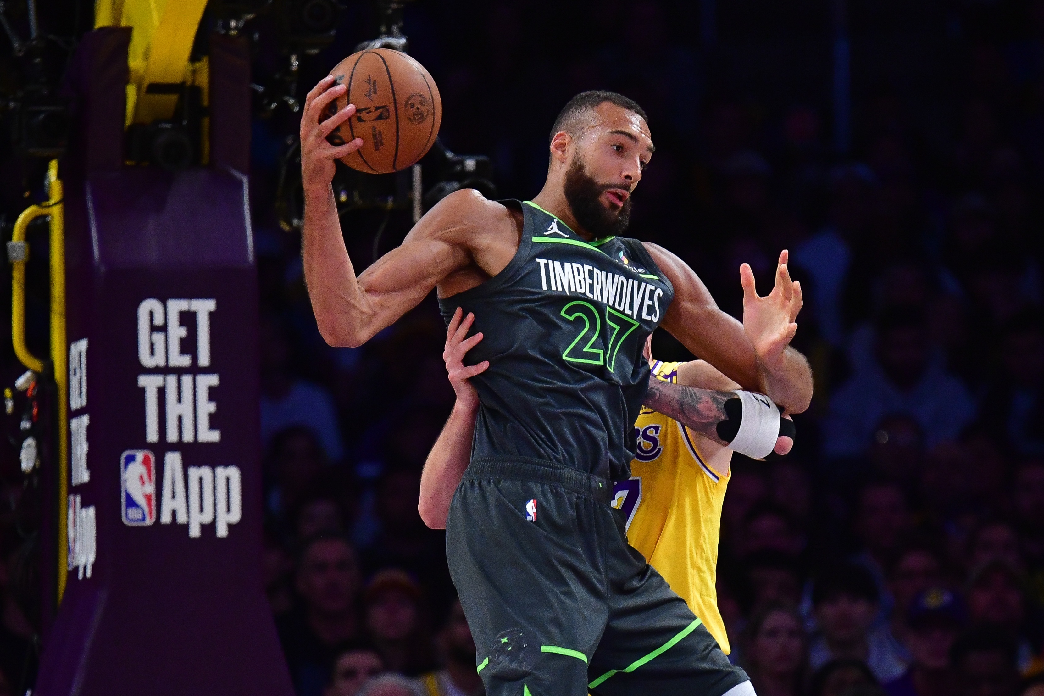 关于汤普森因伤宣布赛季报销,球队备受影响的信息 关于汤普森因伤宣布赛季报销,球队备受影响的信息