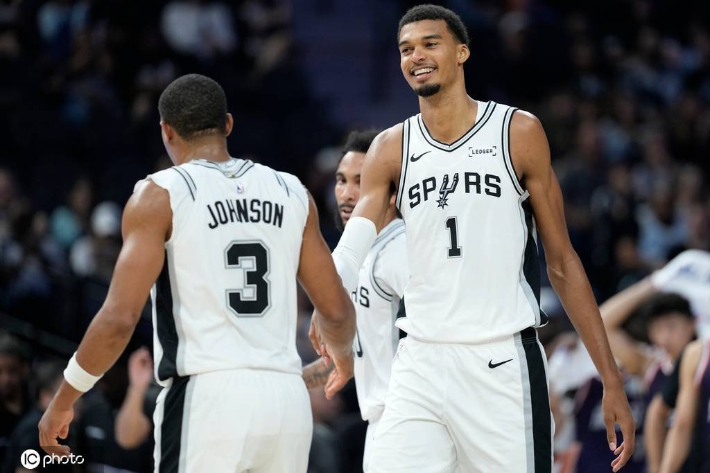 爱游戏新闻-黄蜂主场不敌马刺，拉塞尔成全队得分王