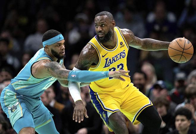 黄蜂主场不敌马刺,拉塞尔成全队得分王 黄蜂主场不敌马刺,拉塞尔成全队得分王