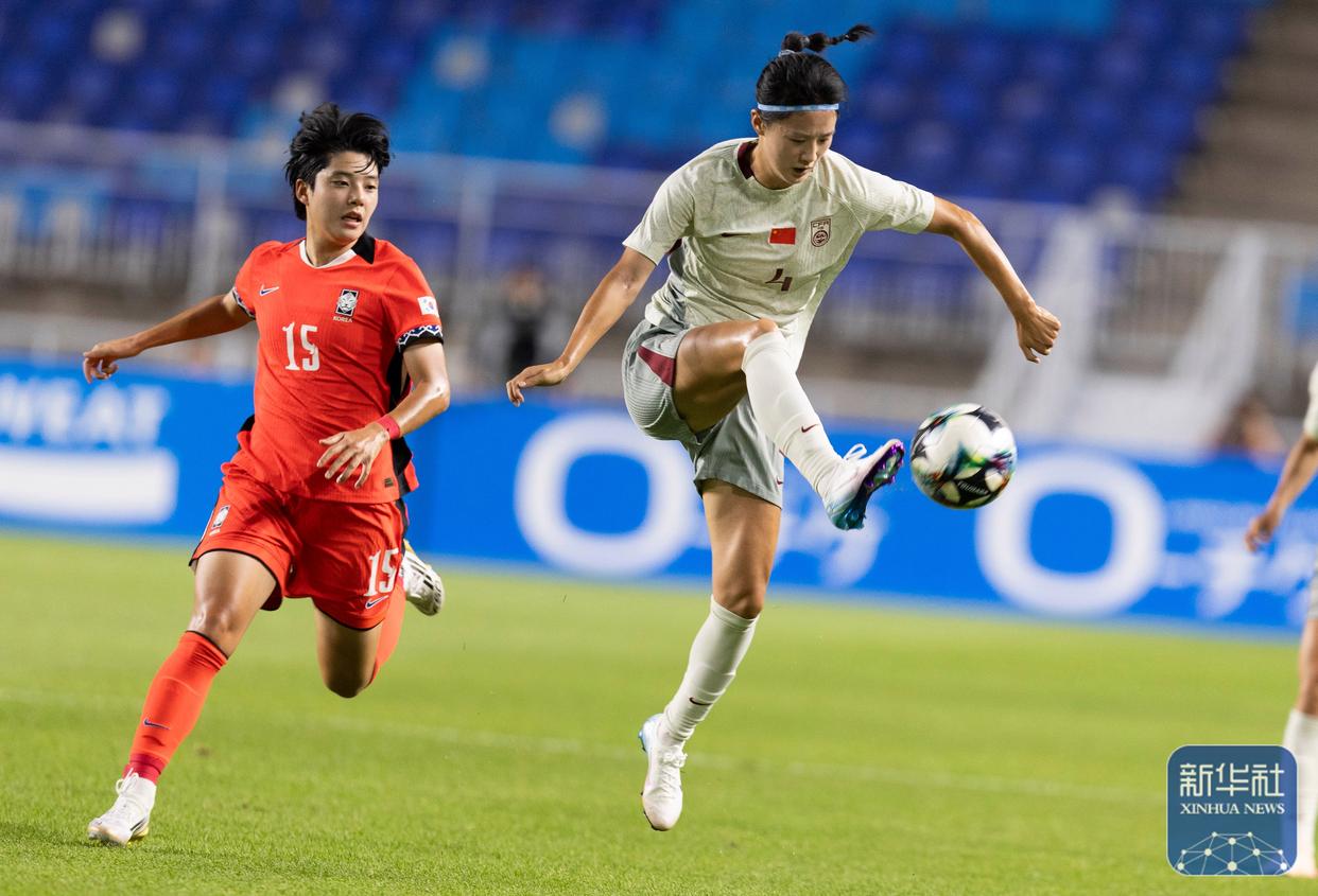 爱游戏视频-韩国女足队员在场上认真刻苦训练