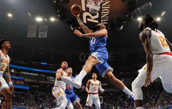 关于骑士与黄蜂争夺东部领先位置的信息