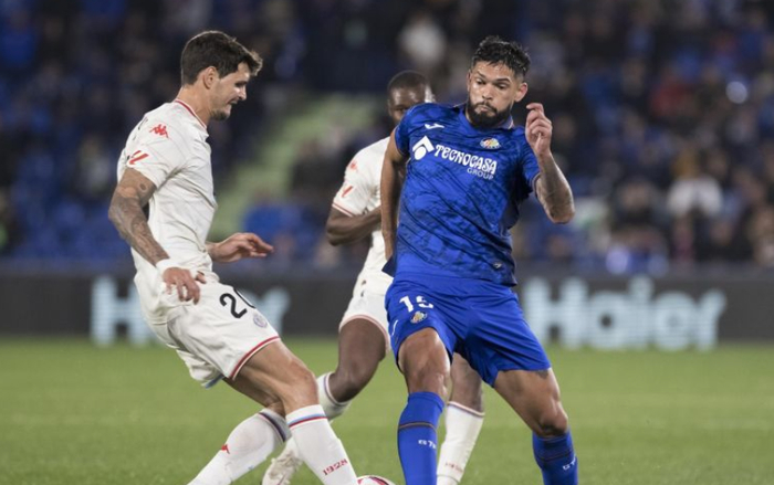 爱游戏平台-包含赫塔菲客场爆冷取胜，保级前景一片光明的词条